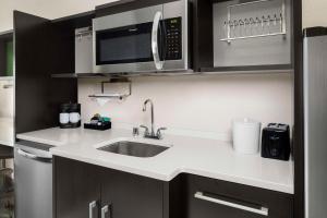 Home2 Suites by Hilton Rochester Mayo Clinic Area的厨房或小厨房