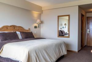 Cama ou camas em um quarto em Wyndham Garden Ushuaia Hotel del Glaciar