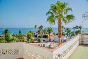einen Balkon mit Blick auf das Meer und die Palmen in der Unterkunft Villa Torrecilla Sea View - South Costa, Nerja in Nerja