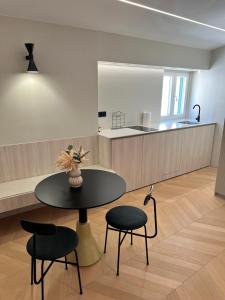 Habitación con mesa, 2 sillas y cocina. en Apartment Mirakul, en Šibenik