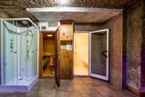 Ένα μπάνιο στο ISA - Residence with swimming pool in Sorano, apartments with air conditioning and private outdoor area