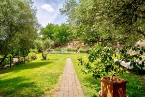 Κήπος έξω από το ISA - Residence with swimming pool in Sorano, apartments with air conditioning and private outdoor area