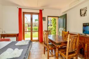Μια τηλεόραση ή/και κέντρο ψυχαγωγίας στο ISA - Residence with swimming pool in Sorano, apartments with air conditioning and private outdoor area