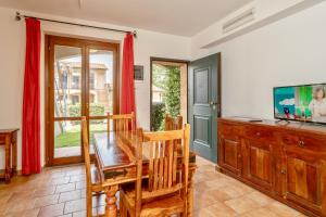 Μια τηλεόραση ή/και κέντρο ψυχαγωγίας στο ISA - Residence with swimming pool in Sorano, apartments with air conditioning and private outdoor area
