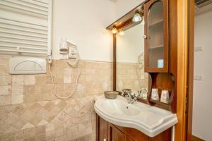 Ένα μπάνιο στο ISA - Residence with swimming pool in Sorano, apartments with air conditioning and private outdoor area