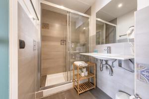 Et badeværelse på AinB Born-Dames Apartments