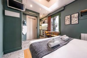 En eller flere senge i et værelse på AinB Born-Dames Apartments