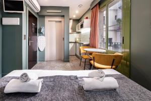 En eller flere senge i et værelse på AinB Born-Dames Apartments + 19 billeder