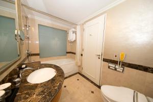旌善High1 Grand Hotel Main Tower的带两个水槽和一个浴缸的浴室