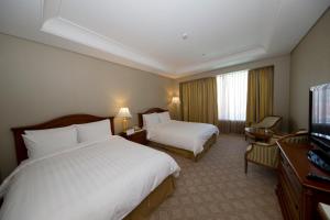High1 Grand Hotel Main Tower客房内的一张或多张床位