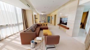 TV a/nebo společenská místnost v ubytování High1 Grand Hotel Convention Tower