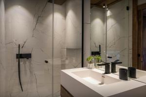 een badkamer met wastafel en douche bij Chalet Mussol - OVO Network in Saint-Gervais-les-Bains