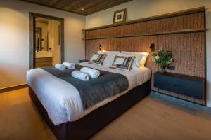 een grote slaapkamer met een groot bed met kussens bij Chalet Mussol - OVO Network in Saint-Gervais-les-Bains