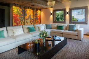 een woonkamer met een bank en een tafel bij Chalet Mussol - OVO Network in Saint-Gervais-les-Bains