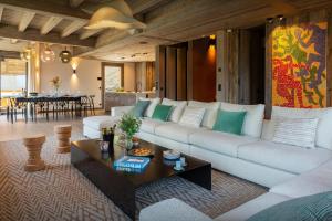 een woonkamer met een witte bank en een tafel bij Chalet Mussol - OVO Network in Saint-Gervais-les-Bains +33 foto's