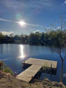 un quai au milieu d'un lac dans l'établissement Villa Zinkgruvan Ferienhaus am See in Alleinlage, à Zinkgruvan 9 autres photos