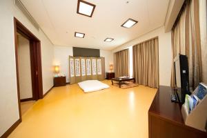 High1 Grand Hotel Main Tower的电视和/或娱乐中心