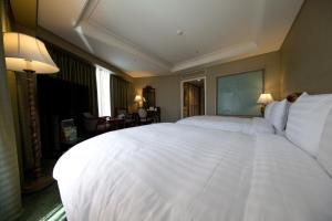 High1 Grand Hotel Main Tower客房内的一张或多张床位