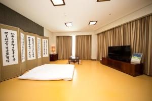 High1 Grand Hotel Main Tower客房内的一张或多张床位