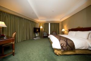 High1 Grand Hotel Main Tower客房内的一张或多张床位