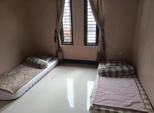 Una cama o camas en una habitación de f one village
