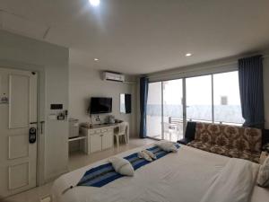TV a/nebo společenská místnost v ubytování Phuket Racha Kata Homestay