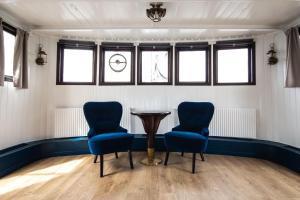Mälardrottningen Yacht Hotel的休息区