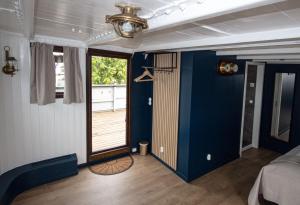 Mälardrottningen Yacht Hotel客房内的一张或多张床位
