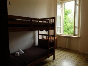ヴェローナにあるCasa Buriの窓のある部屋に二段ベッドが2つある