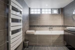 um banheiro com banheira e pia em Loft Bourg St Maurice Les Arcs La Maison des Tetes em Bourg-Saint-Maurice mais 22 fotografias