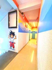 un corridoio con un dipinto sul muro di Madsquad Hostel Dorms & Rooms a Varanasi Altre 37 foto