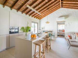 une cuisine avec des murs blancs et un plafond en bois dans l'établissement Casa rural cercado de don paco, à Santa Lucía