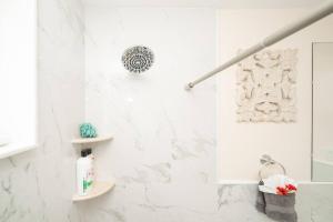 Ένα μπάνιο στο 30-3 - 3BR Boston - Cozy Apt near Franklin Park Zoo +42 φωτογραφίες
