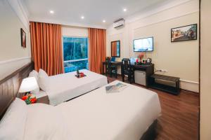 Postel nebo postele na pokoji v ubytování Ha Noi Lake View Hotel & Travel