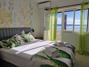 Postel nebo postele na pokoji v ubytování Apartments Šimun + 37 fotografií