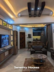 TV a/nebo společenská místnost v ubytování Serenity Houses