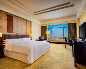 Postel nebo postele na pokoji v ubytování Sheraton Dongguan Hotel