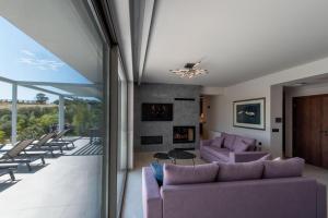Χώρος καθιστικού στο Anthemis Luxury Villas 2