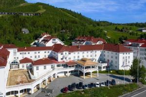 an aerial view of a large white building with red roofs at Toppleilighet Dr Holms in Geilo