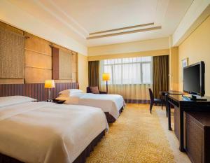 Postel nebo postele na pokoji v ubytování Sheraton Dongguan Hotel