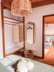 Habitación con espejo y cama en Casa Volcán, en La Costa