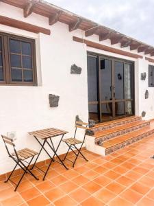 un patio con 2 sillas y una mesa en una casa en Casa Volcán, en La Costa