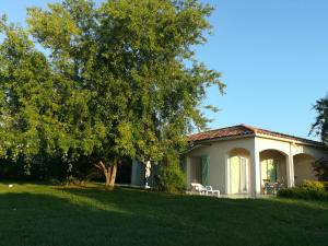 una casa bianca con un albero e un prato di Marine de Solaro a Solaro