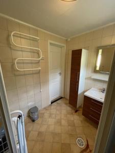 a small bathroom with a sink and a mirror at Overnatting Kjøllefjord, Hybelleilighet med kjøkkenkrok og eget bad in Kjøllefjord