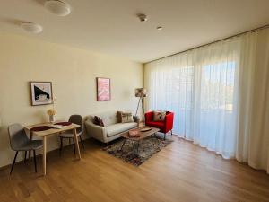 een woonkamer met een bank en een tafel bij Erlenmatt in Bazel