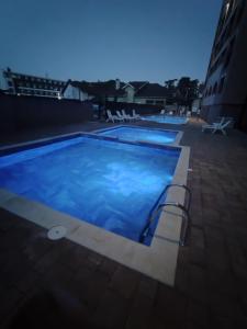 een groot zwembad bovenop een gebouw bij Apartman NEMANJA in Vrnjačka Banja