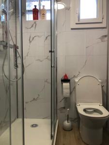 Ένα μπάνιο στο Appartement Chaleureux -Paris-CDG-RER B-Parc des Expos de Villepinte-Disneyland-Asterix-Stade de France- +6 φωτογραφίες
