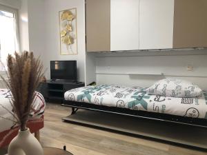 Μια τηλεόραση ή/και κέντρο ψυχαγωγίας στο Appartement Chaleureux -Paris-CDG-RER B-Parc des Expos de Villepinte-Disneyland-Asterix-Stade de France-