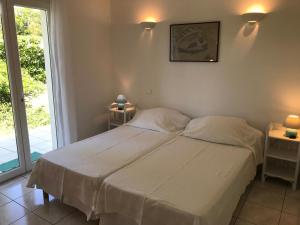 una camera da letto con un letto e una grande finestra di Marine de Solaro a Solaro