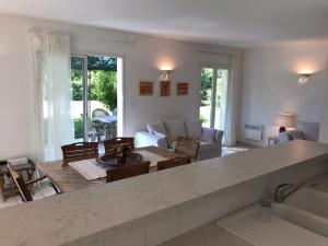 un soggiorno con cucina e un soggiorno con tavolo di Marine de Solaro a Solaro